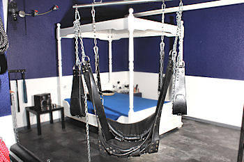 Arachne Vermietung Studio SM Leder Sling und Himmelbett